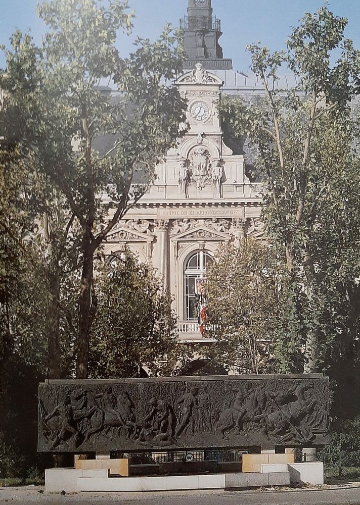 Lbfr_Fontaine_Tommasi_devant_mairie.jpg