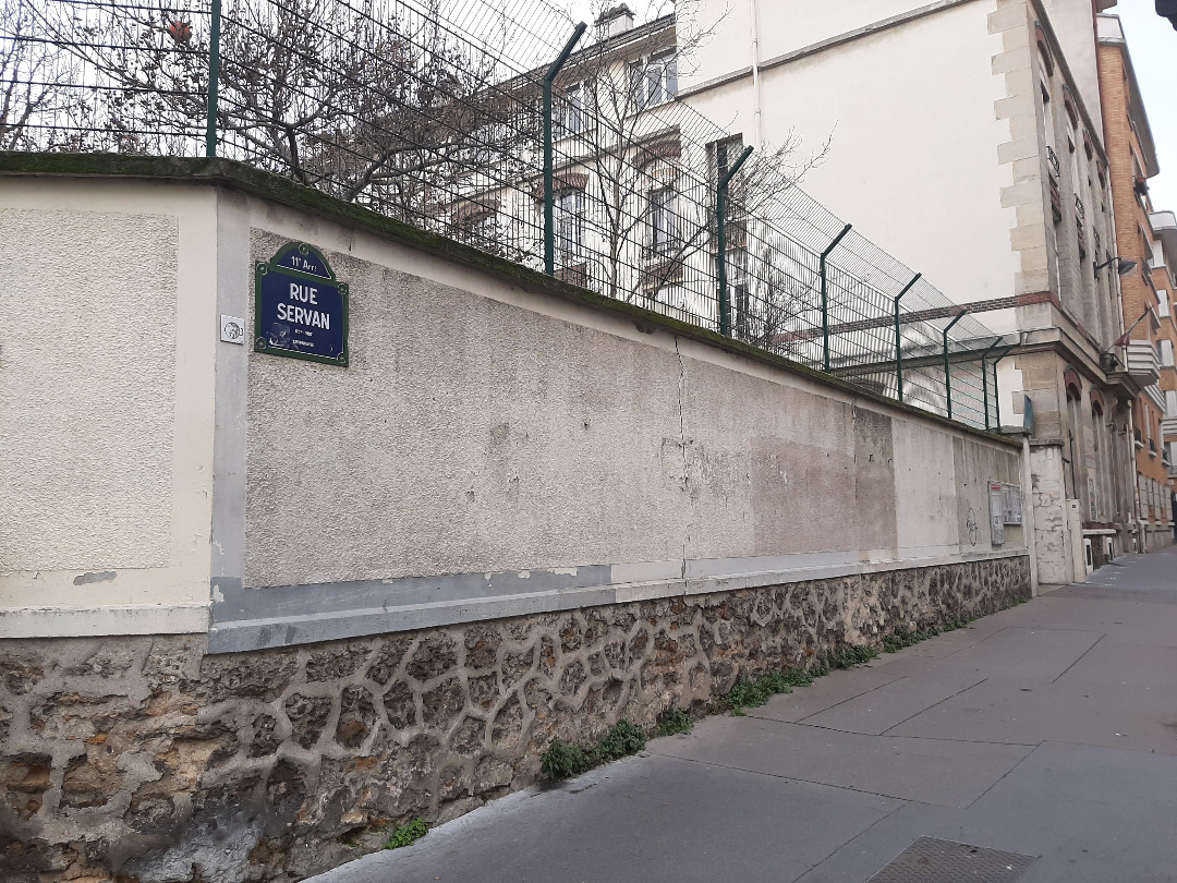 Mur_ecoles_rue_Servan.jpg